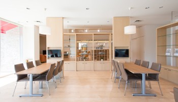 今の生活でのお困り事や、こんな暮らしをしたいというイメージなど、ショールームでお気軽にご相談ください。理想の暮らしを実現するためのアイデア、不安の元になるお金についてのお話、実際にお家づくりを進めるスケジュールなど、丁寧にご説明させて頂きます。