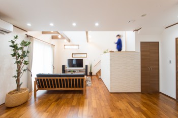 住宅展示場のお家は、大きすぎて現実味がない、イメージが湧かない、といったお声を良くお聞きします。あづみの展示場は私たちがご提案する"等身大のお家"です。是非、見て・触れて・実感して下さい。