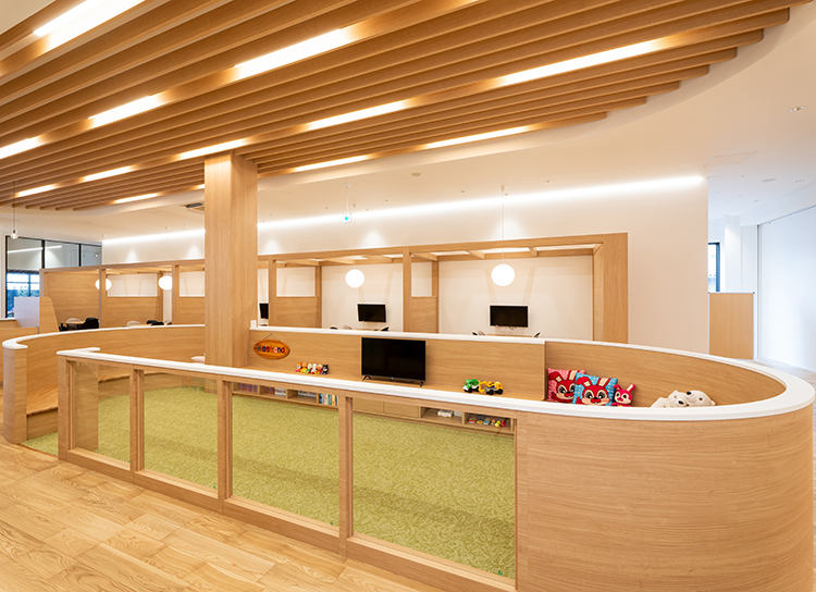 広々としたキッズスペース！お打ち合わせ中、お子様はこちらで一緒に遊びましょう！