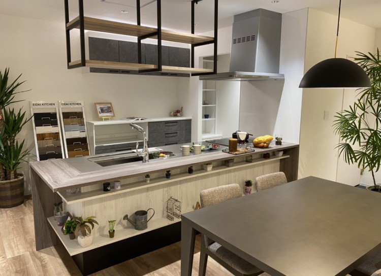 実際の家に上がったような空間で、疑似体験！リビングからダイニング、そのままキッチン、水廻りへとつながります。<br />
流れで見ることで、「あんな感じがいい！」「こんな風にしたい！」と、たくさん想像してください。