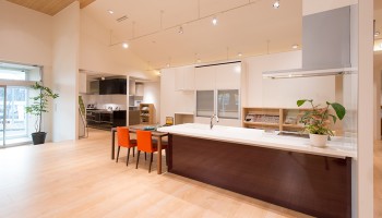 キッチン・水廻り空間は使いやすさと心地よさが大切。各メーカーに細かいこだわりがたくさんあります。キッチンの扉を開けてみたり、水回りの使い心地を体験してみたり。ぜひともご家族誰もが使いやすい空間を見つけて下さい！