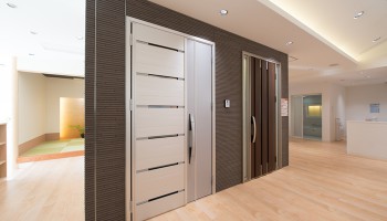 玄関はお家の印象を決める大切な場所。デザイン性はもちろん、標準装備の電子錠の機能性、断熱性、防犯性など、しっかりチェックしましょう！