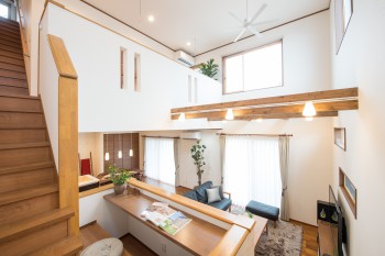 アルプスピアホーム自慢の「ファミリー・リンク・スペース」を導入しました！１Fと２Fの中間に位置し、リビングやキッチンからも目が届き、子どもたちは宿題をしたりママはPCをしたりと多目的に使えてとっても便利です！