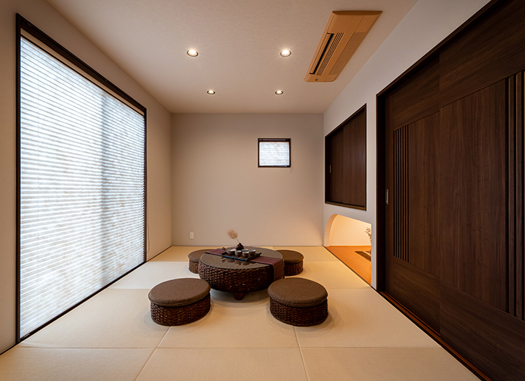 お子様のお昼寝スペースや、ご両親やお友達が遊びに来た時のお泊り部屋等、あると便利な和室です。